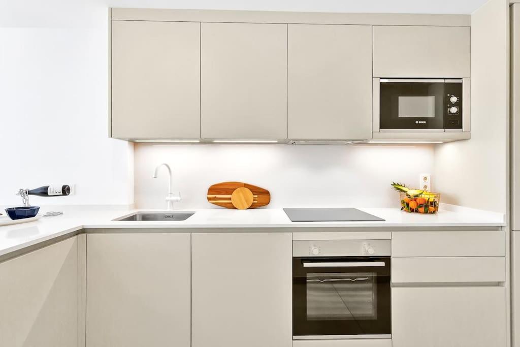 Apartment Beachside Retreat In Elviria, Near Amenities! *