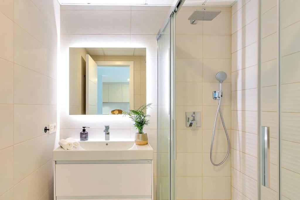 Beachside Retreat In Elviria, Near Amenities! *