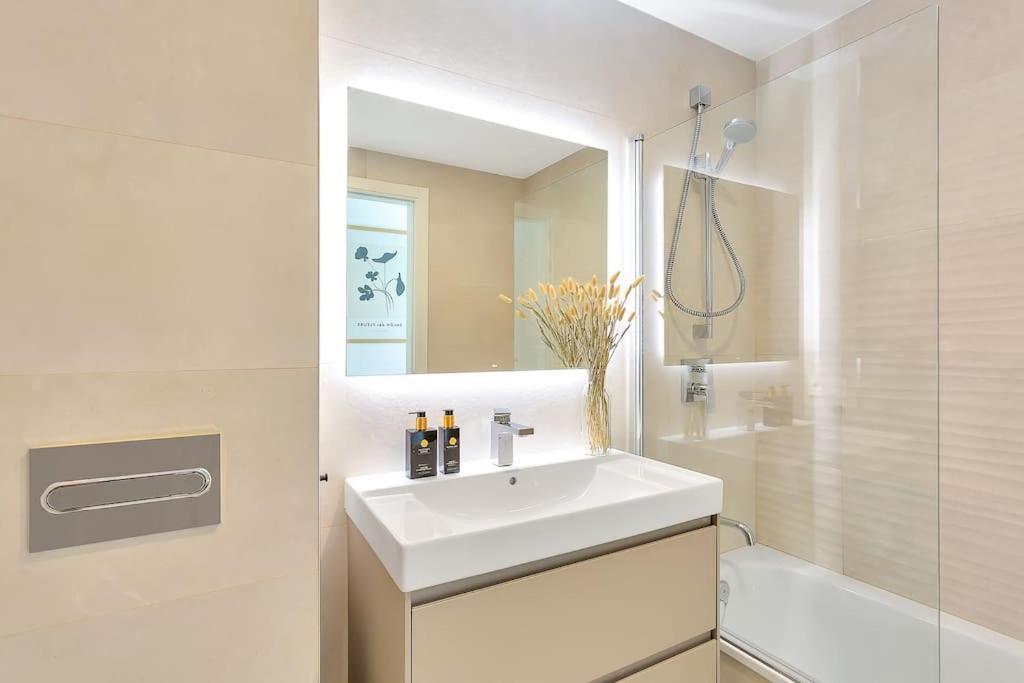 Beachside Retreat In Elviria, Near Amenities! *