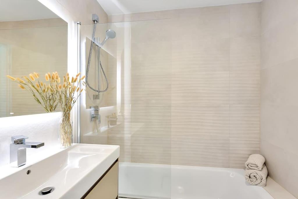 Beachside Retreat In Elviria, Near Amenities! Apartment *