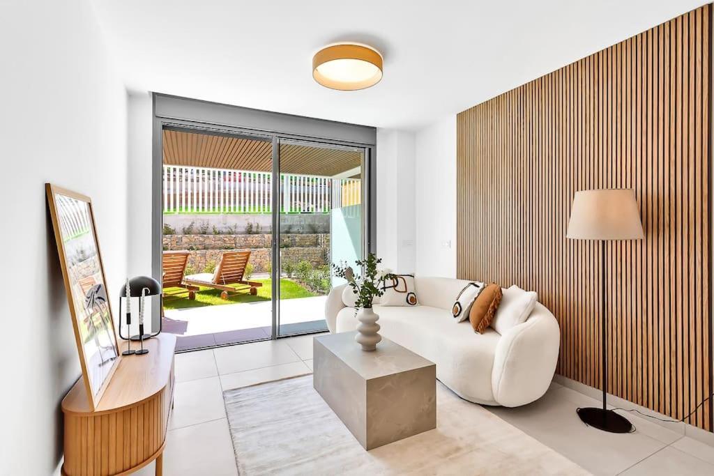 Beachside Retreat In Elviria, Near Amenities! Appartamento