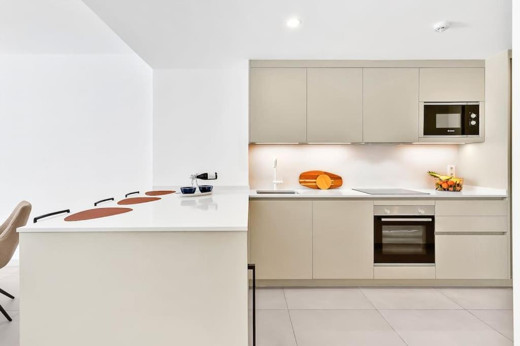 Beachside Retreat In Elviria, Near Amenities! Appartamento